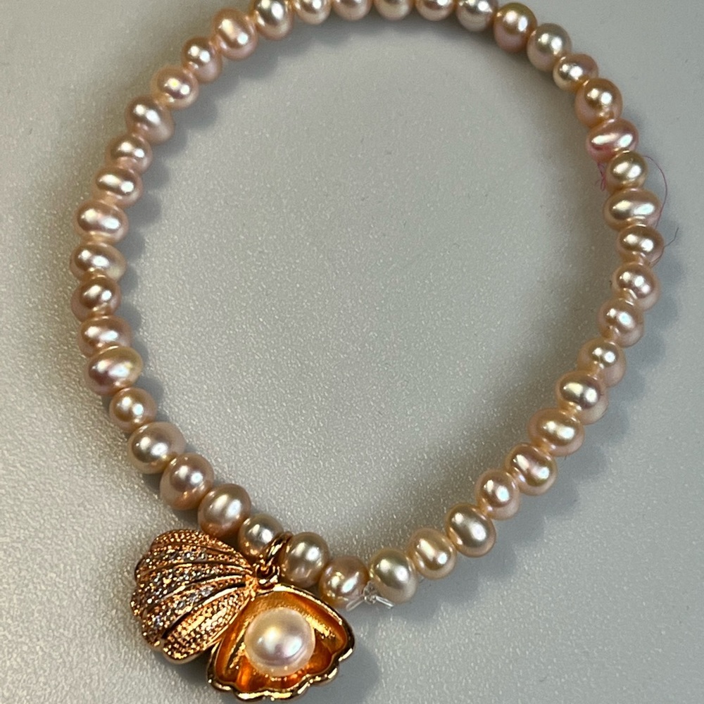 Cute high lustre freshwater pearl 4.5mm with a openable clam shell bracelet